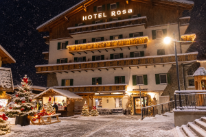 Hotel Rosa sotto la neve natalizia